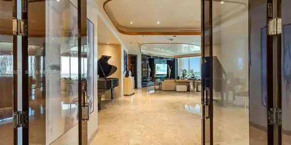 16047 Collins Ave