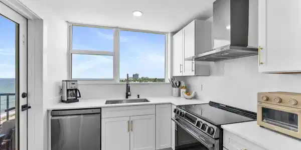 Image 4: KITCHEN WITH OCEAN VIEW
