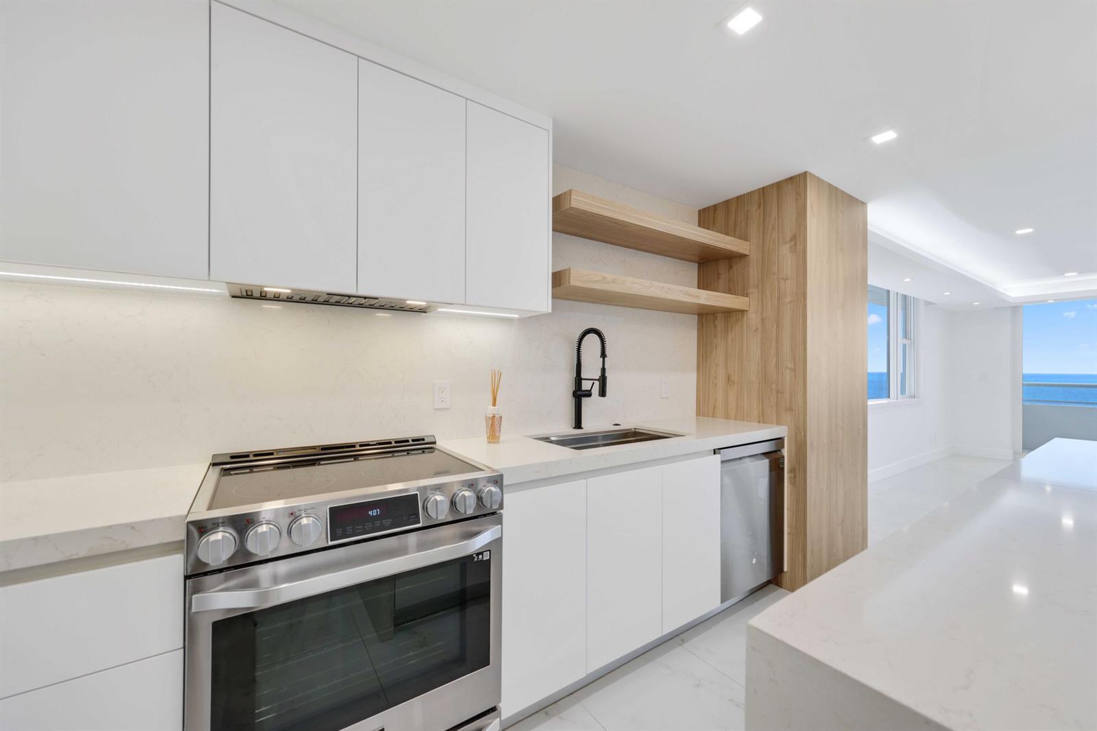Image 4: Kitchen