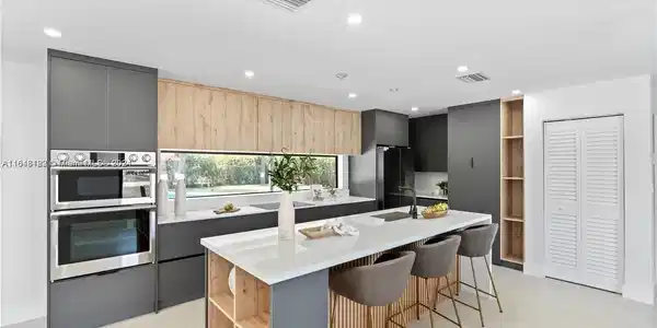 2449 NE 20th Ter
