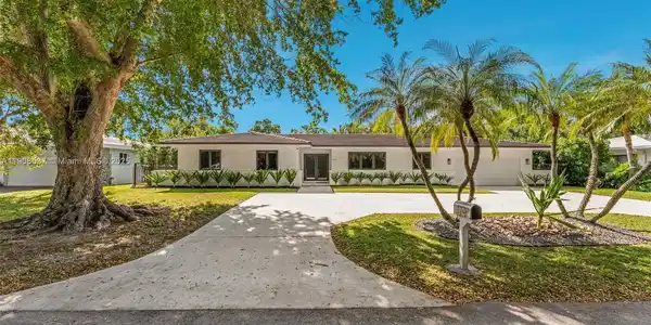 1460 Campamento Ave