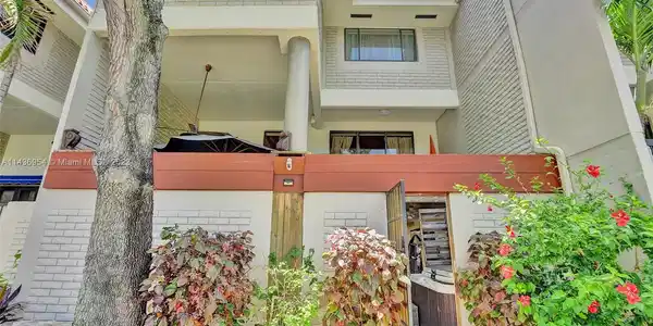 1401 NE 9th St Unit 11