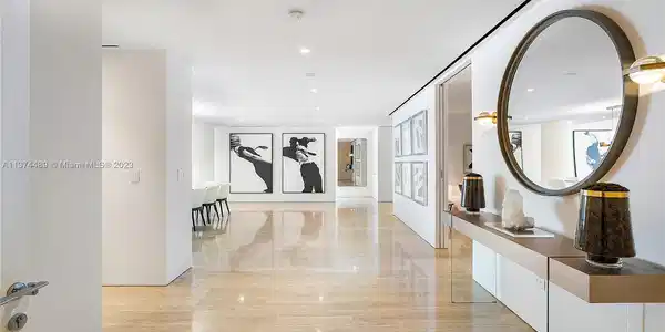 9001 Collins Ave
