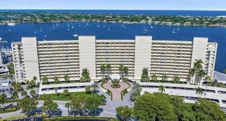 136 Lakeshore Dr