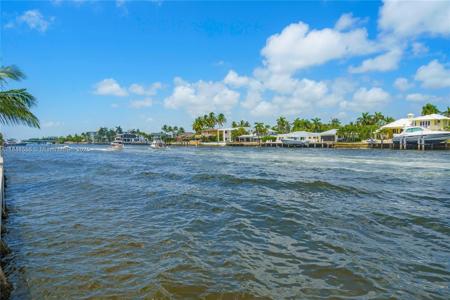 303 N Riverside Dr
