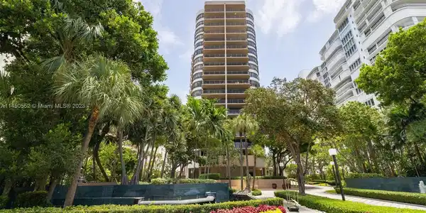 10175 Collins Ave