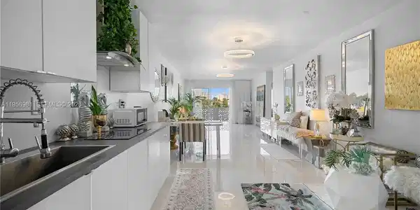 13105 Ixora Ct