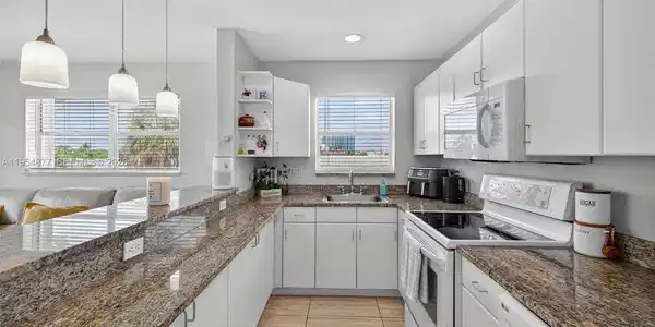 2715 NE 49th St