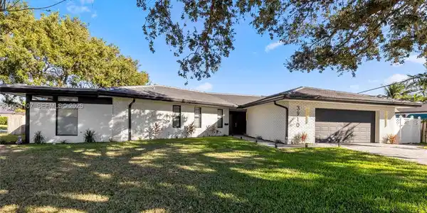 3910 NE 27th Ter