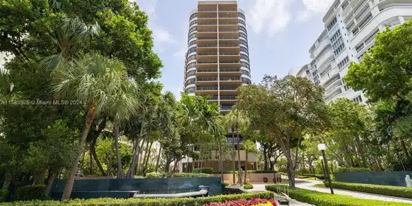 10175 Collins Ave