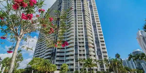 1000 W Island Blvd