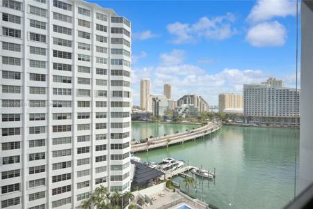 905 Brickell Bay Dr