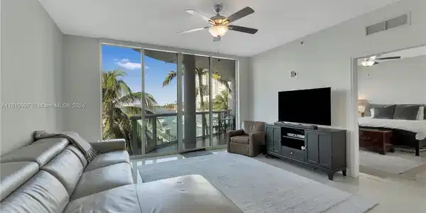7914 Harbor Island Dr