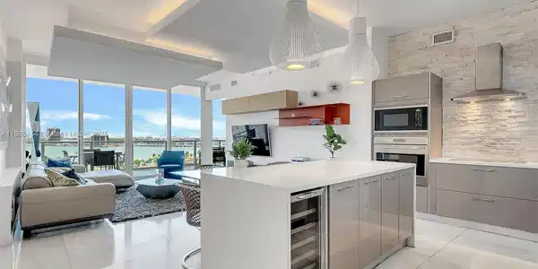 2020 N Bayshore Dr