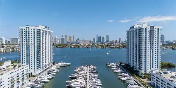 Image 4: Offering a Yacht Club