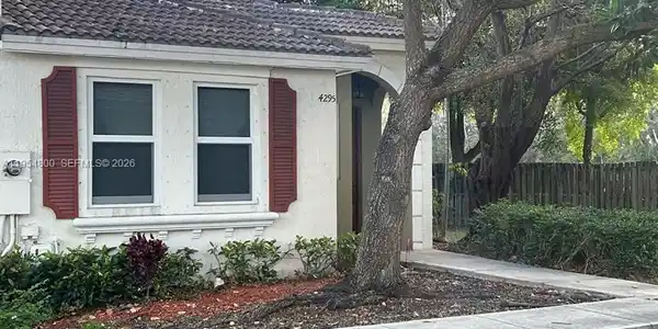 4295 NE 10th Ct