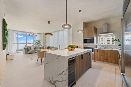 2020 N Bayshore Dr