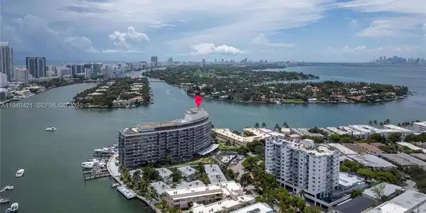 900 Bay Dr