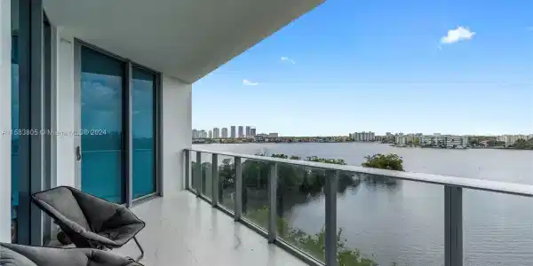 17111 BISCAYNE BL