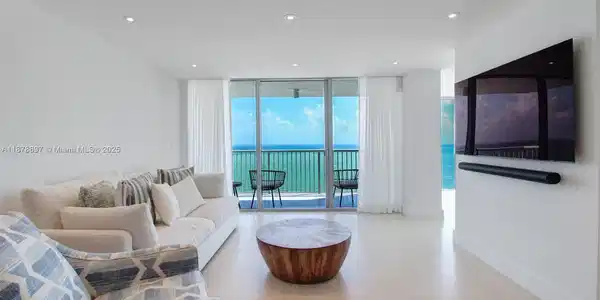 2655 Collins Ave