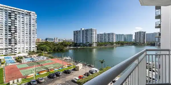 18071 Biscayne Blvd