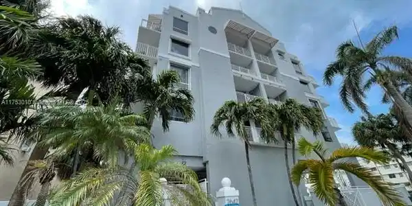 2642 Collins Ave