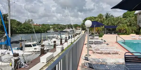 100 Edgewater Dr