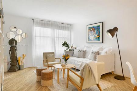 2899 Collins Ave