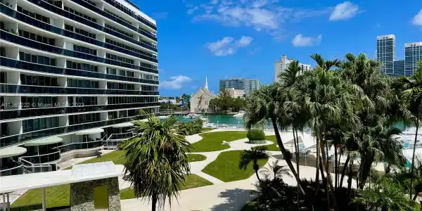 900 Bay Dr