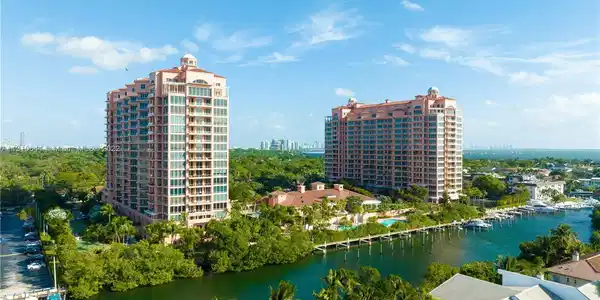 10 Edgewater Dr Unit 3E