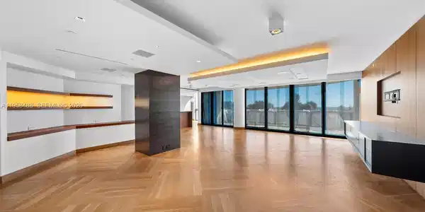 Image 3: Living Room