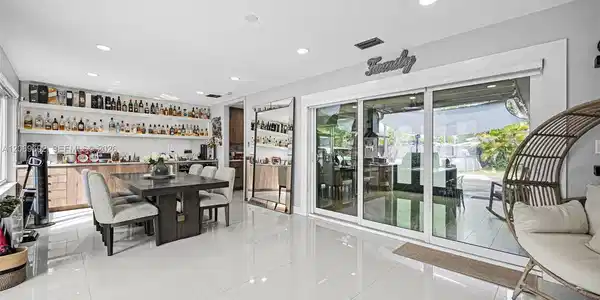 Image 4: entrance & dining area/bar