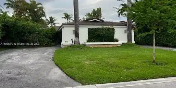 915 N Shore Dr