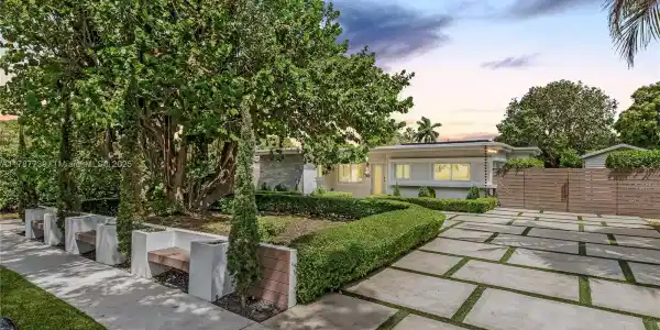 2111 Alamanda Dr