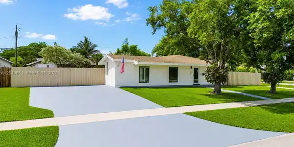 19225 Bel Aire Dr