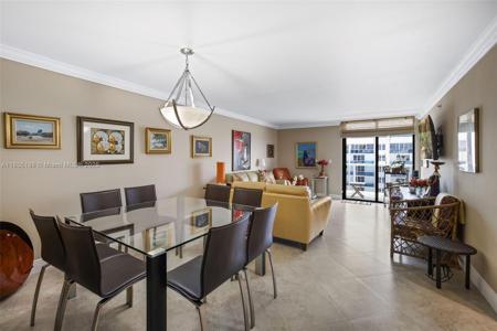 2401 Collins Ave