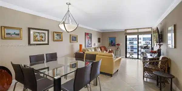 2401 Collins Ave