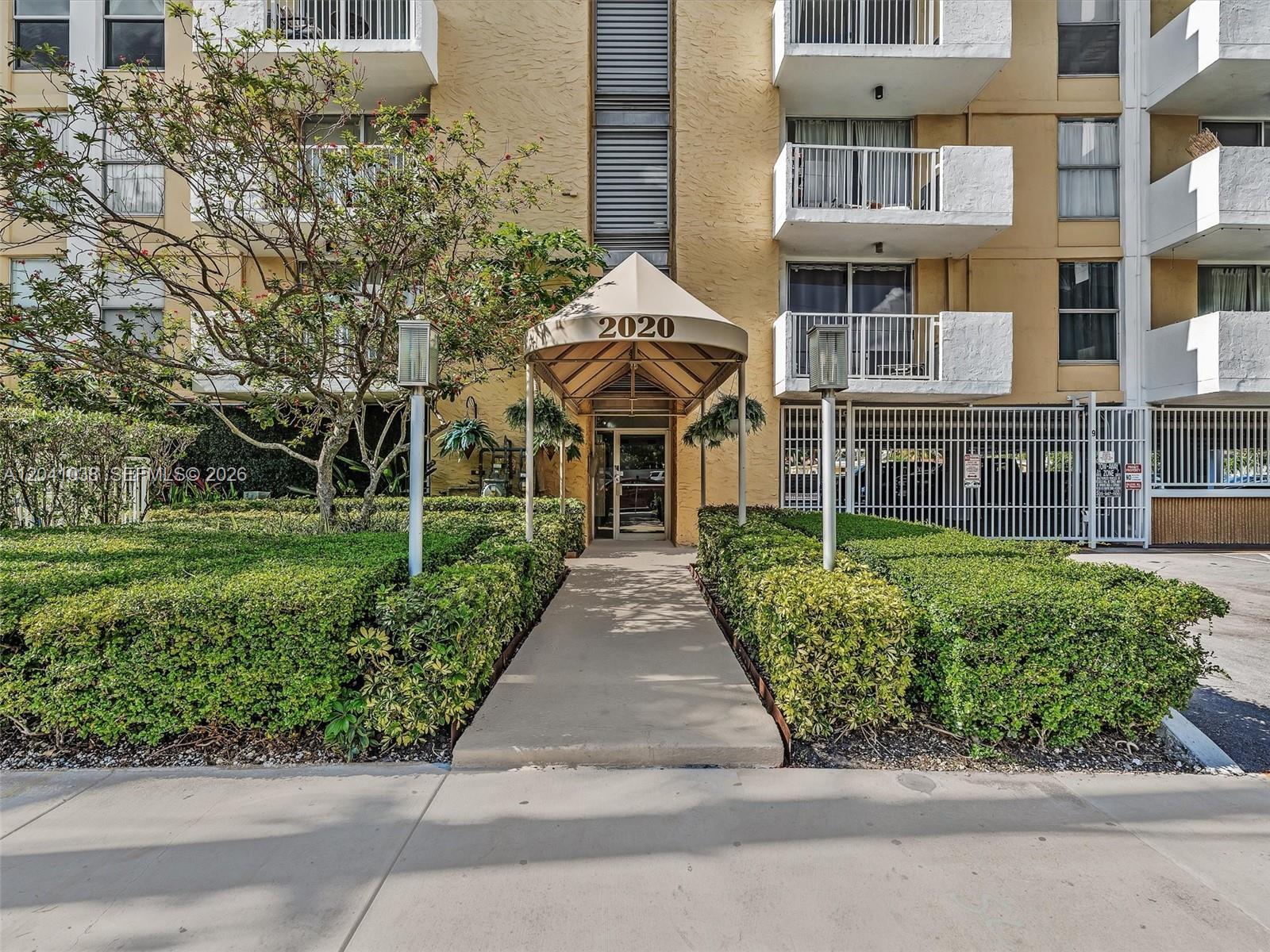 Image 4: KEYSTONE TOWERS CONDO For Sale 2020 NE 135th St # 601NORTH MIAMI, FL 33181