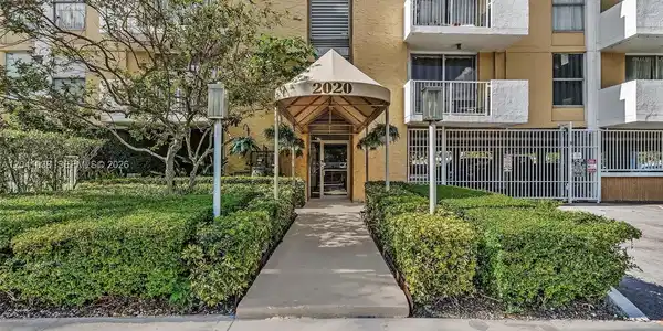 Image 4: KEYSTONE TOWERS CONDO For Sale 2020 NE 135th St # 601NORTH MIAMI, FL 33181