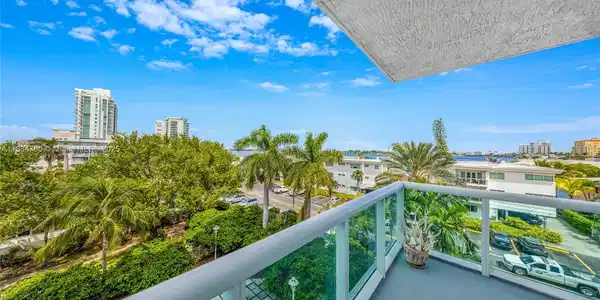 7910 Harbor Island Dr
