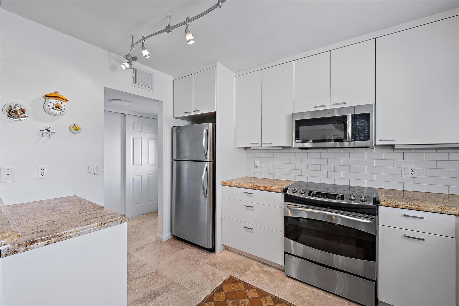 Image 4: Kitchen 2 (1)