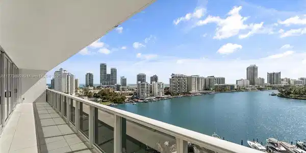 900 Bay Dr