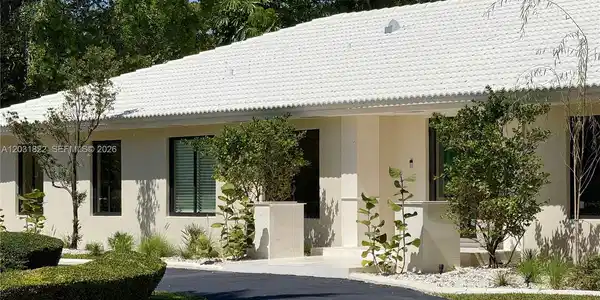 Image 3: FRONT ENTRY