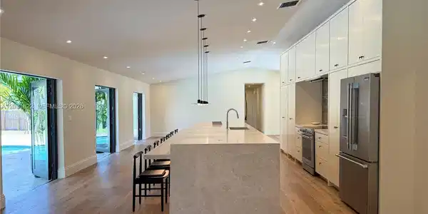 Image 4: KITCHEN OVERALL