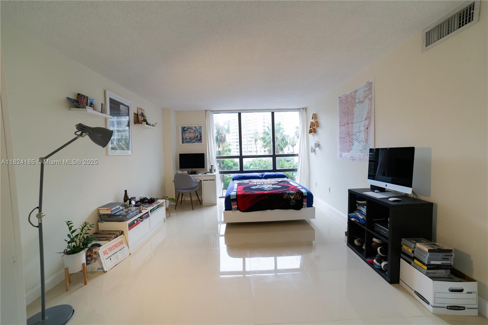 Image 4: Huge Master Bedroom