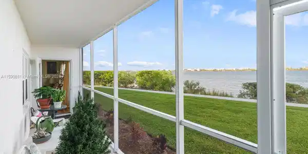 1502 S Lakeside Dr