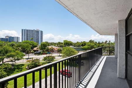 400 Leslie Dr