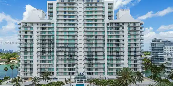 5900 Collins Ave