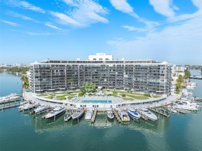900 Bay Dr