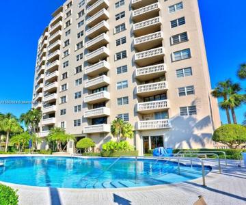 90 Edgewater Dr